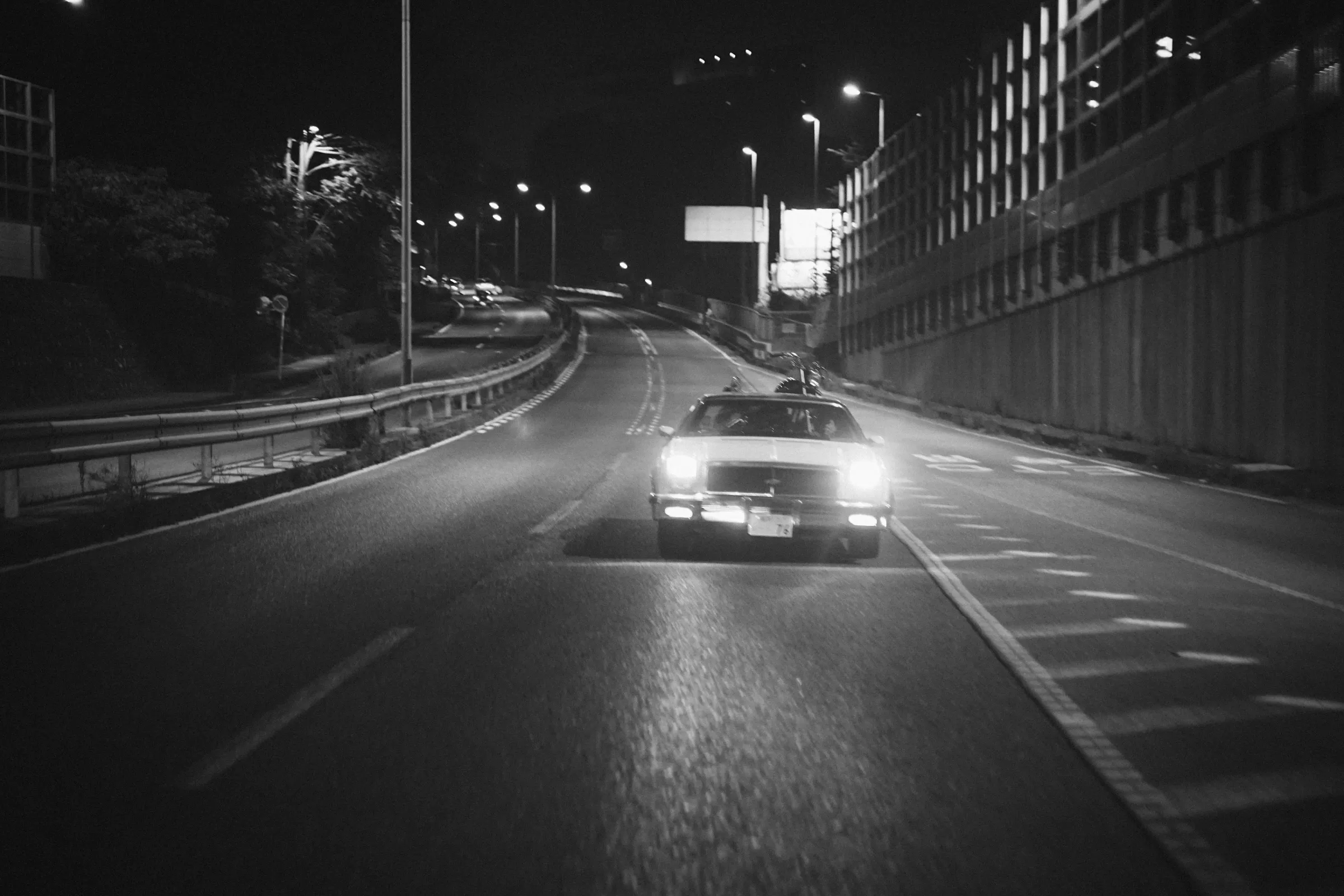 夜の高速を走るクラシックアメ車(モノクロ)