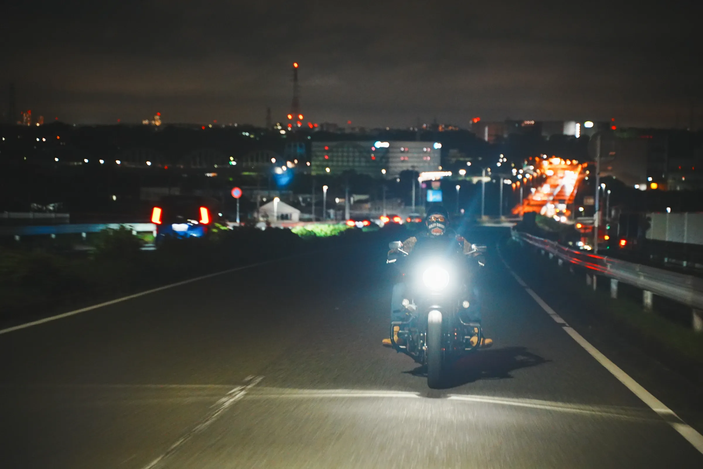 夜景を背にバイクを追走